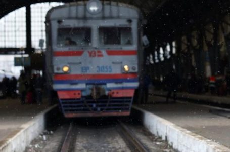 Një tren që ishte nisur për të evakuuar refugjatët sulmohet në Ukrainë