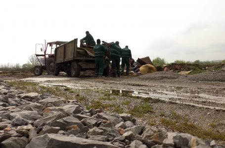 Pastrohet një nga deponitë e mbeturinave përgjatë rrugës “Bujar Roka”