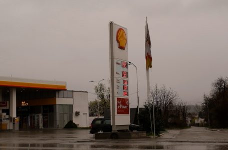 Çmimi i naftës bie me 5% në bursat ndërkombëtare, në Kosovë çmimet vazhdojnë të jenë të larta