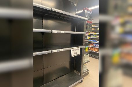 Zbrazen sërish raftet e vajit