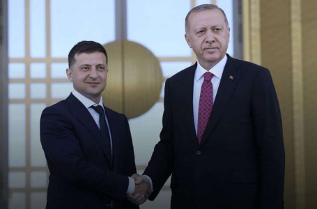 Zelensky diskuton me presidentin turk për evakuimin e civilëve në Mariupol