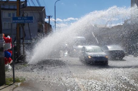Shpërthen gypi i ujit në rrugën “Bernard Shala” në Gjakovë