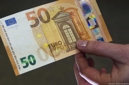 Blinin online 50-she euro të falsifikuara dhe i hidhnin në treg, arrestohen 5 adoleshentë