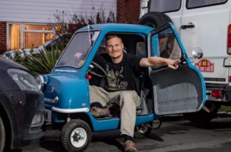 Britaniku që vozit makinën më të vogël në botë