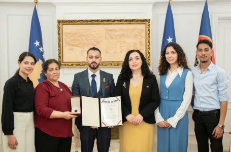 Osmani dekoron me Medaljen Presidenciale të Meritave, dramaturgun Nexhip Menekshe