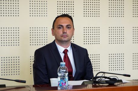 Shefi i AKI-së raporton para deputetëve