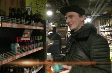 “Një birrë, të lutem”, banorët e Kievit i kthehen alkoolit për të harruar luftën