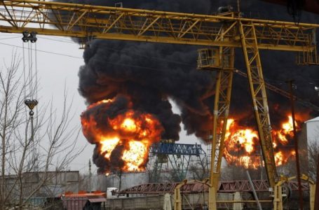 Rusia sulmon rafinerinë më të madhe të naftës në Ukrainë