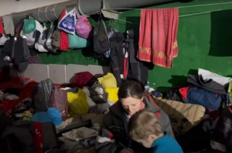 Ja si po mbijetojnë ukrainasit e bllokuar në bunker ( VIDEO)