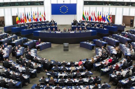 Parlamenti Evropian miratoi rezolutën që bën thirrje për njohjen reciproke mes Kosovës dhe Serbisë