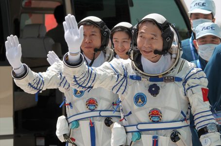 Pas 6 muajsh, tre astronautët rikthehen në tokë