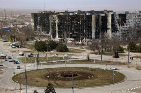 56 ditë luftë, Mariupol ende vuan nga mungesa ujit, ushqimeve dhe ilaçeve