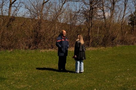 Një banor nga fshati Bec pretendon që gypi i ujësjellësit i ka dëmtuar tokën bujqësore