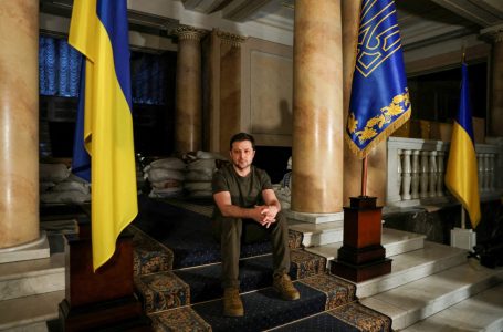Rrëfimi i padëgjuar i presidentit ukrainas, Zelensky thotë se ishte afër kapjes kur parashutistët rusë ranë në Kiev