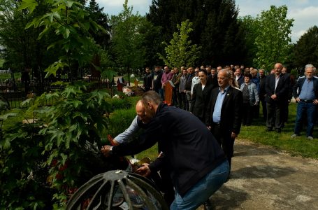 Komuna e Gjakovës nderon me homazhe të rënët në Epopenë e Çabratit