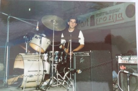 Bateristi Petrit Riza shpalos rrugëtimin e tij artistik, kujton koncertet me “Gjurmët” në vitin 1985