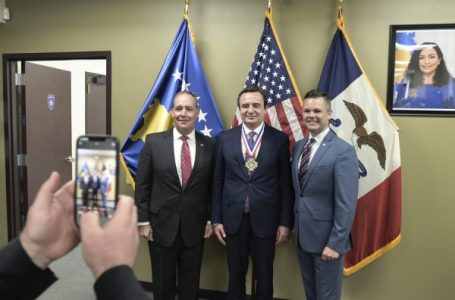 ​Kurti nderohet nga Senati i Iowa-s me medaljen e Shërbimit të Jashtëm të Shquar të Iowas