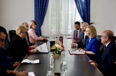 ​Truss: Putin po përpiqet të mbajë botën për të paguar mbi 20 milion ton drithë ukrainas