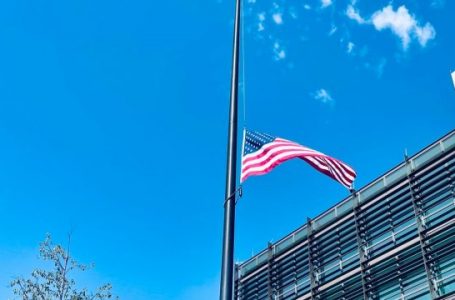 Ambasada amerikane në Prishtinë ulë flamurin në gjysmështizë në nderim të viktimave në Teksas