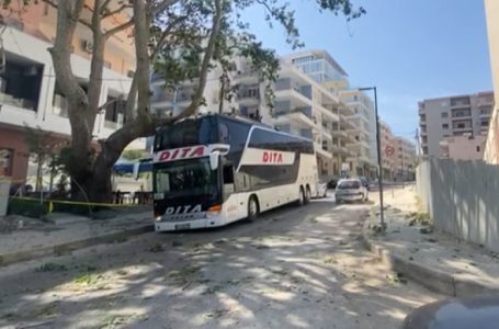 Autobusi nga Kosova përplaset me pemën në Vlorë