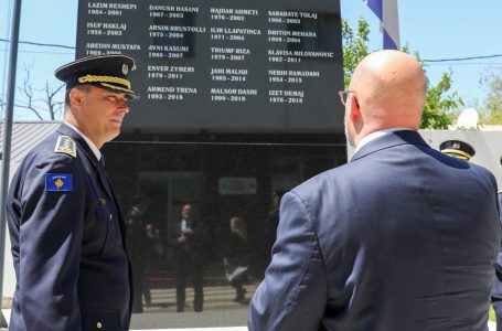 Hovenier nderon policët kosovarë që humbën jetën gjatë detyrës