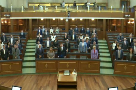 Kuvendi mban një minutë heshtje për nder të Ditës së Dëshmorëve