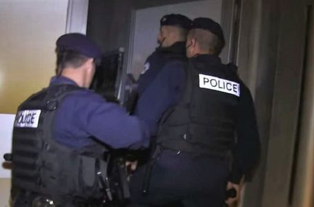 Policia has në rezistencë gjatë një bastisje, detyrohet të përdorë armën ndaj të dyshuarit i cili plagoset rëndë