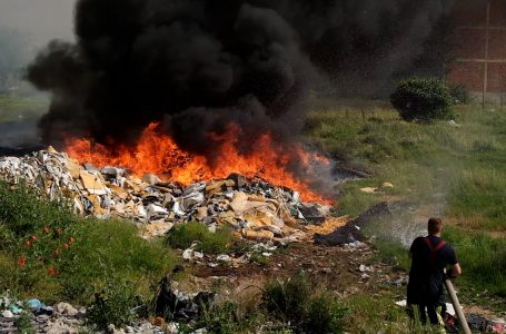 Përfshihet nga zjarri deponia e mbeturinave në lagjen “Ali Ibra”