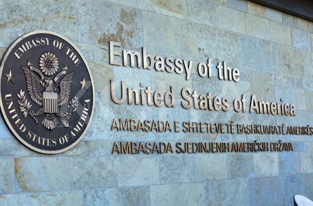 Ambasada amerikane lavdëron Kosovën për sanksionet e reja ndaj Rusisë