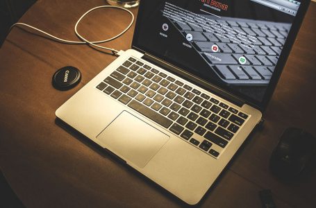 A është e dëmshme që laptopi të jetë i kyçur gjatë gjithë kohës?