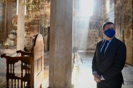 Szunyog drejtuar Qeverisë: Zbatojeni me shpejtësi vendimin për Manastirin e Deçanit