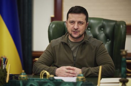 Bluza ushtarake e Zelensky-t shitet në ankand për 105 mijë euro