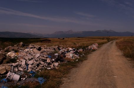 Mbeturina të shumta në Kodrën e Çabratit, banorët e shqetësuar kërkojnë zgjidhje