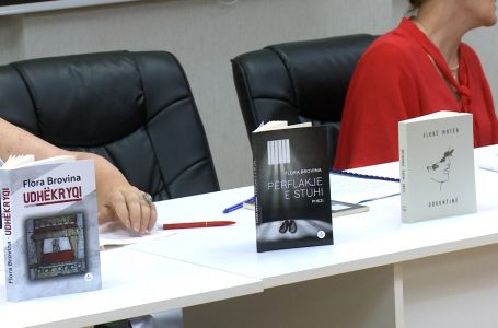 Flora Brovina promovon tre tituj të rinjë në Gjakovë