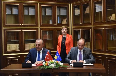 Kosova dhe Turqia nënshkruajnë marrëveshje për rritje të fluturimeve mes dy shteteve