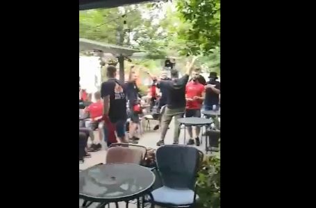 Tifozët e Kombëtares Shqiptare TKZ dhe Kuqezinjët e Jakovës këndojnë në Tiranë këngën kushtuar dëshmorëve të kombit nga Gjakova “Yjet e Gjakovës” (VIDEO)