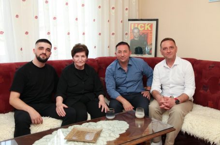 Ministri Mehaj vizitoi familjen e heroit Yll Morina