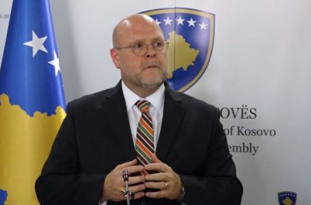 Hovenier hendbollisteve të U-18: Vazhdoni ta bëni Kosovën krenare