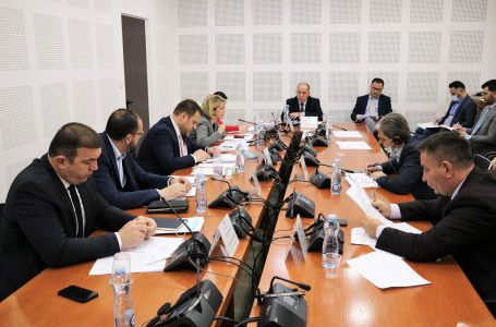 Përplasje mes deputetëve të pozitës dhe opozitës në Komisionin për Ekonomi