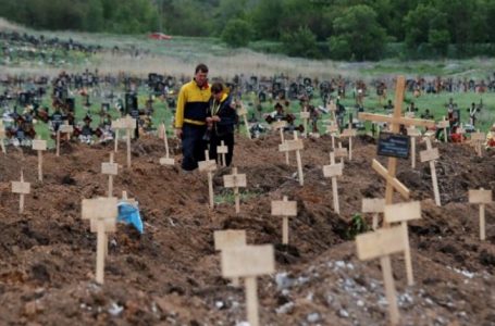 Zbulohet një tjetër varr masiv në Mariupol, mund të ketë rreth 3 mijë civilë