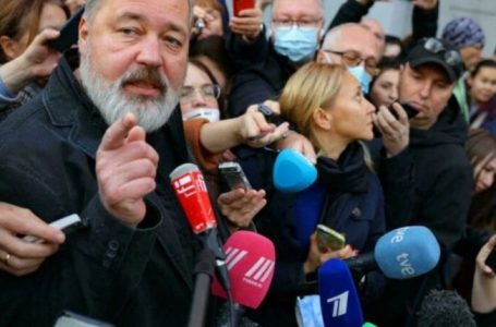 Laureati rus i Nobelit nxjerr medaljen e artë në ankand, e dhuron për të ndihmuar refugjatët ukrainas