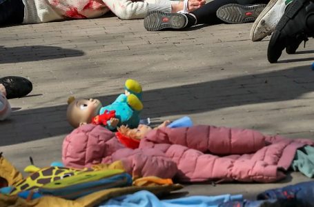 Dëshmitë në rritje tregojnë se forcat ruse po torturojnë dhe vrasin civilë në qytetet që pushtojnë (FOTO)