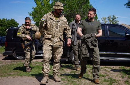 Zelensky viziton trupat në vijën e frontit të Donbasit
