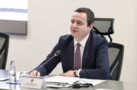 Kurti: Më 1 shtator rifillon zbatimi i vendimit për targa dhe letërnjoftime, nuk konfiskohen dokumentet serbe