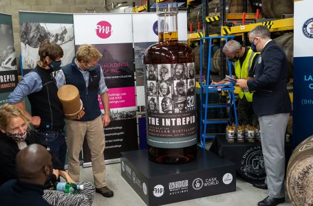 Pasi iu dha ‘Rekordi Botëror Guinness’, shishja më e madhe në botë e uiskit shitet për një çmim të jashtëzakonshëm