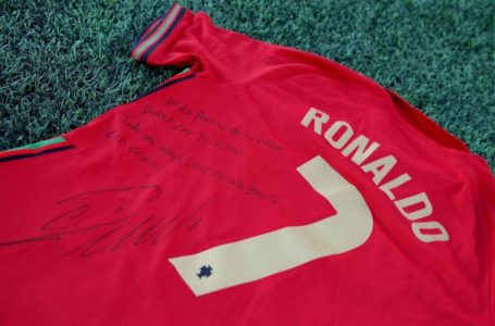 14-vjeçari nxjerr në ankand fanellën me autograf të Ronaldos për forcat e armatosura të Ukrainës