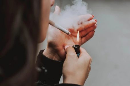 Kryeministri britanik dëshiron të ndalojë këdo që ka lindur pas vitit 2009 të blejë cigare