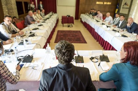 ​Kurti diskutoi me kryetarët e nënkryetarët e komunave për sundimin e ligjit dhe respektimin e të drejtave të njeriut