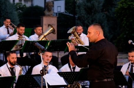 Orkestra Frymore e Shkodrës performoi mbrëmë para publikut gjakovar