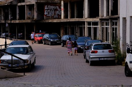 Rritet fluksi i makinave në qytet, vërehet mungesë e parkingjeve